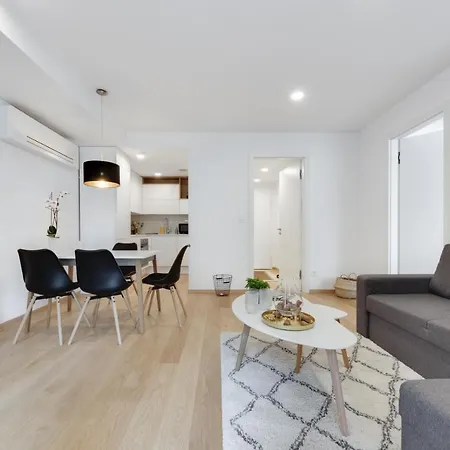 With Private Garage Apartment *