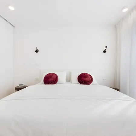 Apartment With Private Garage *