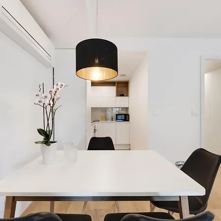 Apartment With Private Garage *
